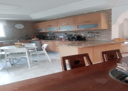 À VENDRE – TRIPLEX AVEC PISCINE ET JARDIN