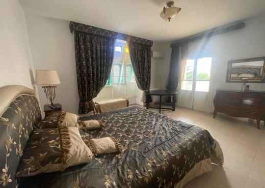 A vendre à Hammamet une villa S+4 de 300m²/440m² d