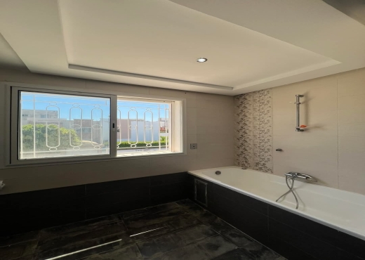 A Vendre Villa S+4 La a Soukra