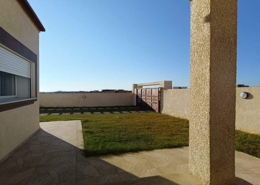 للبيع منزل حديث البناء مطل عل البح
