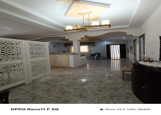 a vendre une maison et un studio au ventre ville