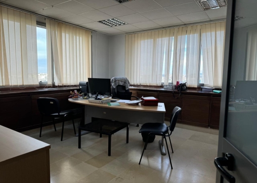 Bureau 858 m² au Berge du Lac 1