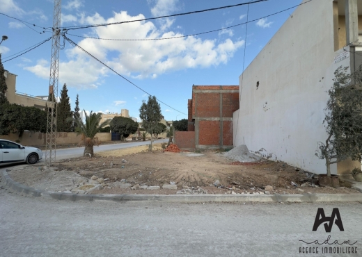 Terrain qui fait le coin de 175m²