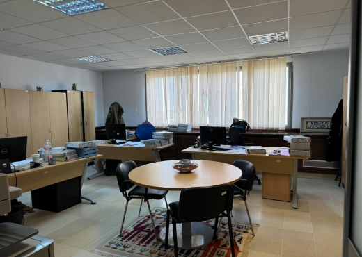 Bureau 858 m² au Berge du Lac 1