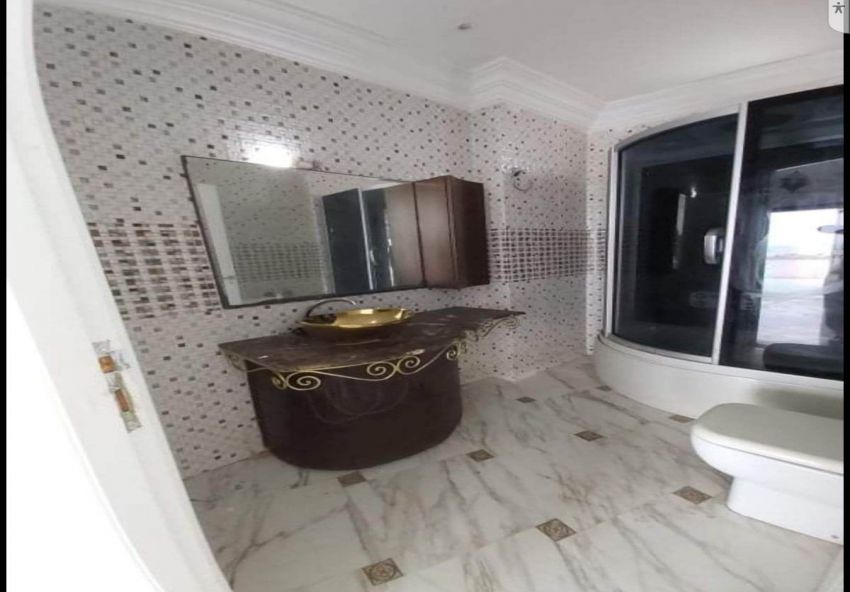 A vendre unne belle villa pied dans l'eau à Roued plage