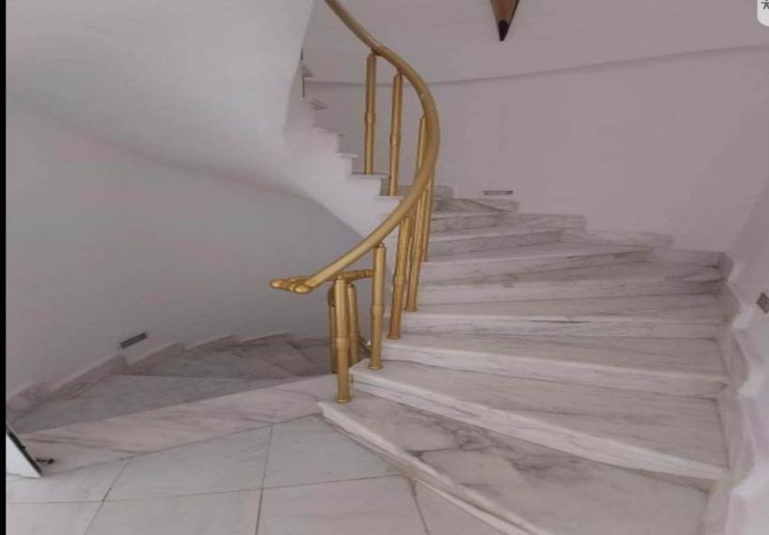 A vendre unne belle villa pied dans l'eau à Roued plage