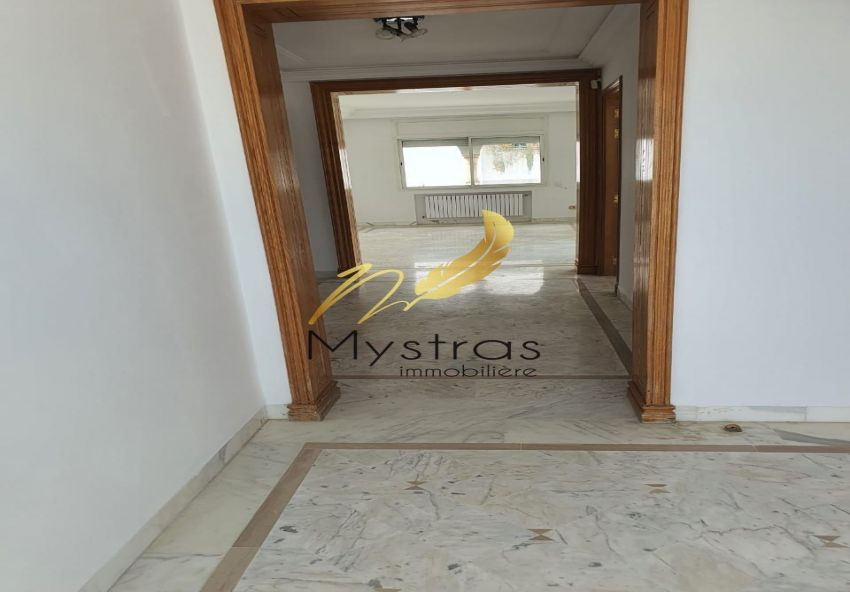 A vendre un bel appartement S+4 à Ennaser 2