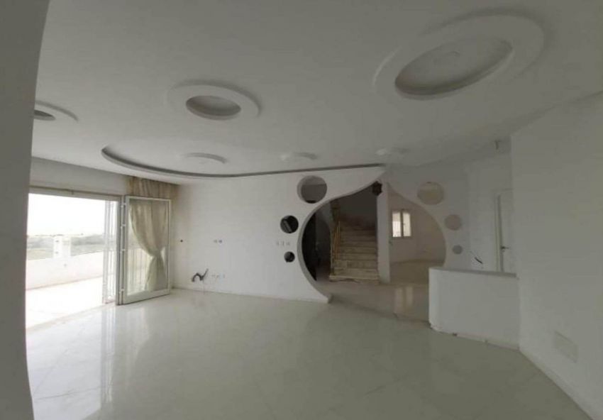 A vendre unne belle villa pied dans l'eau à Roued plage