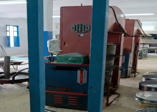 معصرة عصرية + كوشة خبز للبيع في رأس الجبل