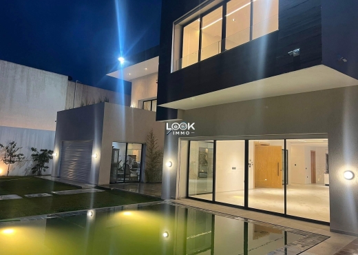 A Vendre Villa S+4Suites Chotrana