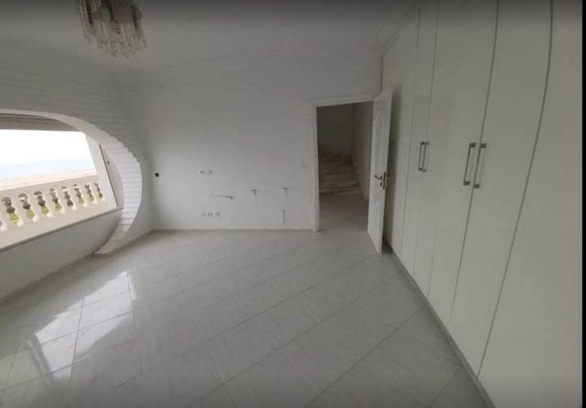A vendre unne belle villa pied dans l'eau à Roued plage