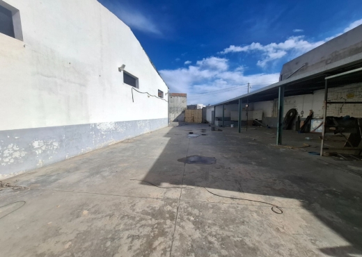 Dépôt 500 m² plus cour 400 m² Oudh