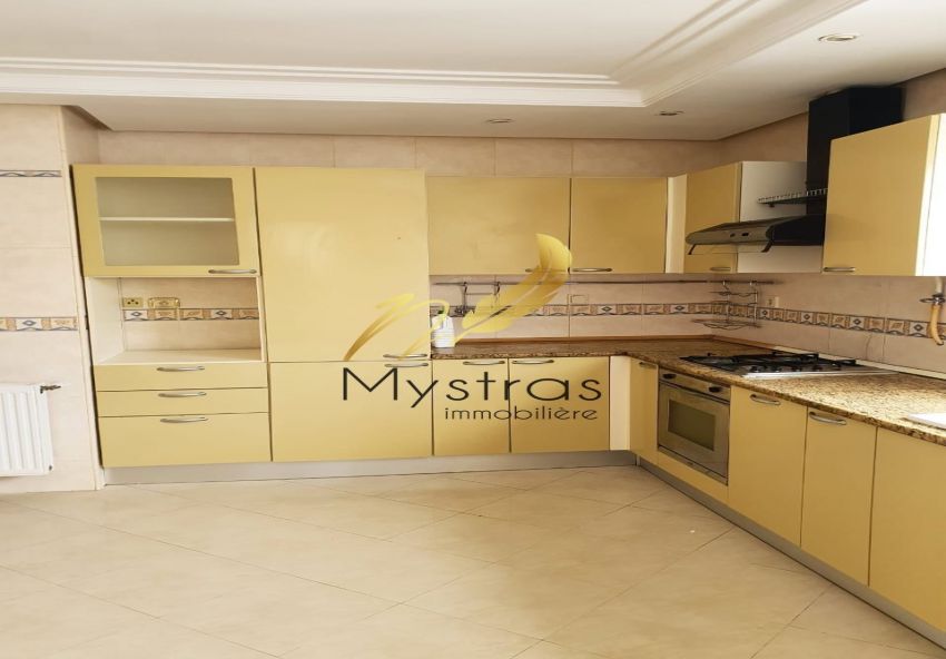 A vendre un bel appartement S+4 à Ennaser 2