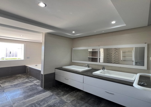 A Vendre Villa S+4 La a Soukra