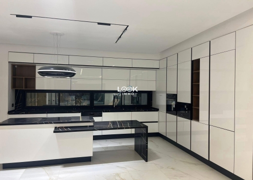 A Vendre Villa S+4Suites Chotrana