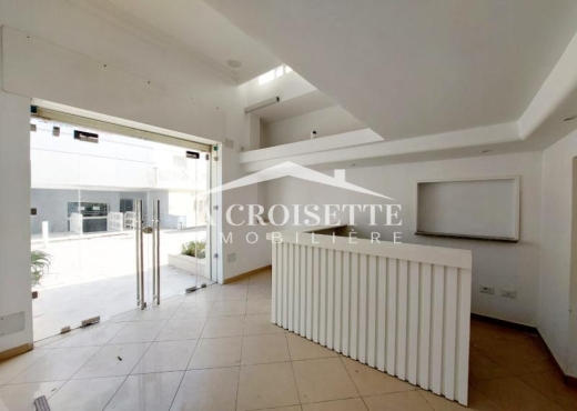 Local commercial en double hauteur