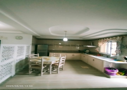 a vendre une maison et un studio au ventre ville