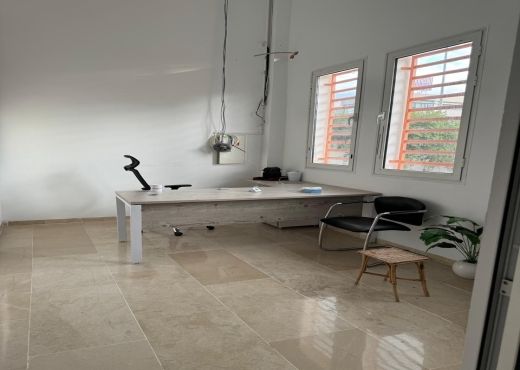 Bureau hs 230 m² au lac kram