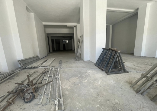 À louer à Cité Ennasr 3 locaux commerciaux