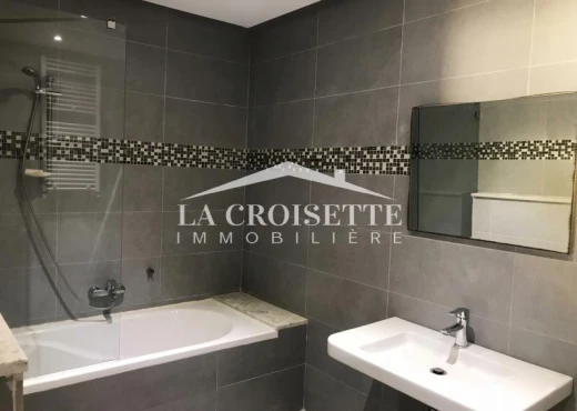 villa À Louer à TUNIS - Triplex s4 avec piscine à Gammarth - Immobiliere.tn - Photo 11