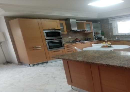 À VENDRE – TRIPLEX AVEC PISCINE ET JARDIN