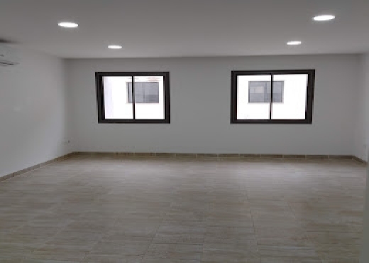 Spacieux bureau hall +2 au la 3 kram