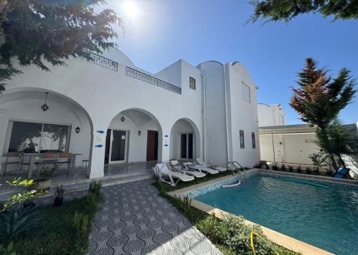 A vendre a Hammamet zone théâtre une villa s+4