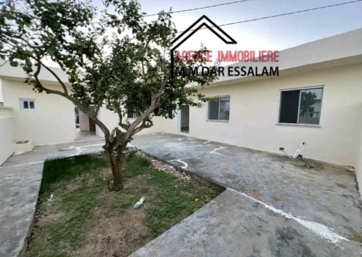 maison sur la route principal