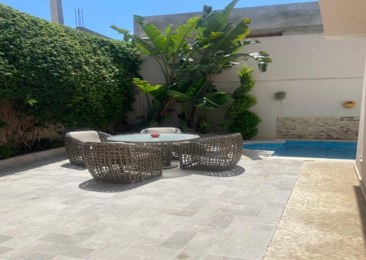 A vendre un triplex avec piscine