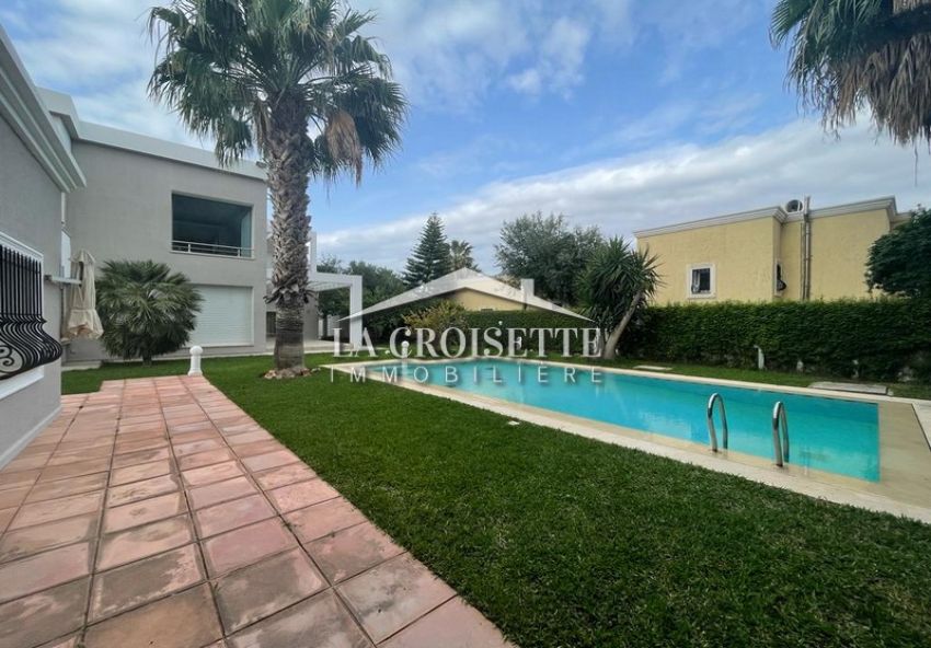Villa S+4 Avec Piscine à La Soukra MVV0279