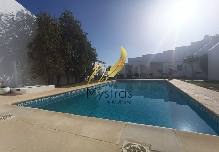 A louer une Superbe villa avec piscine à Gammarth