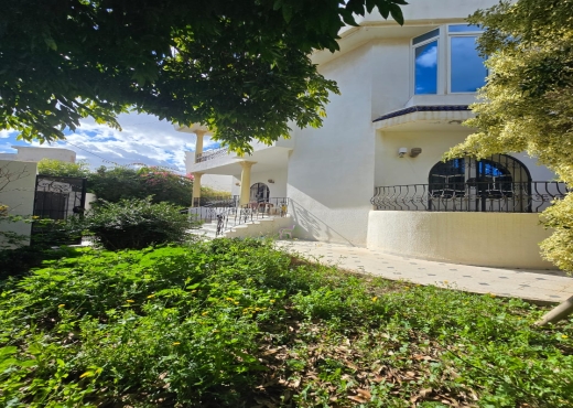 Villa S+5 Avec Jardin à Sahloul