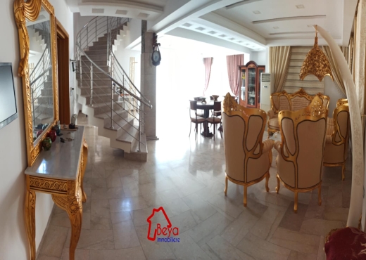 Une villa avec piscine