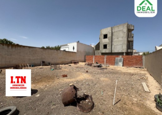 Lot de 300 m² à vendre