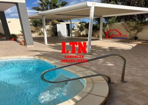 Une villa avec piscine