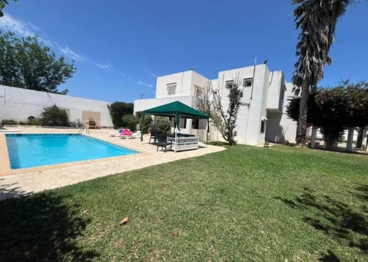 A vendre Villa avec piscine Soukra