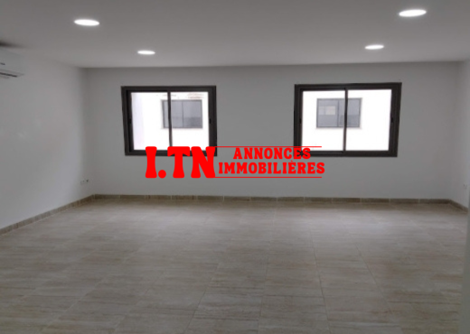 Spacieux bureau hall +2 au la 3 kram