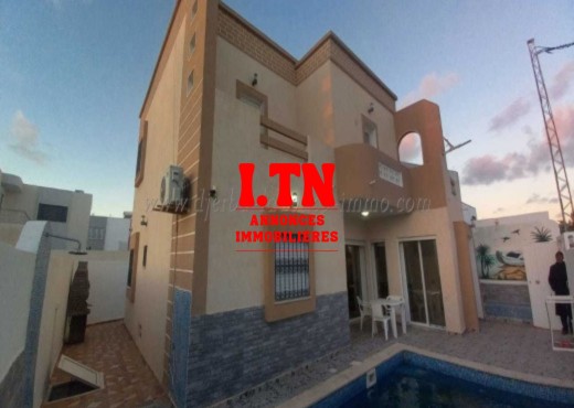 Superbe Villa à Étage avec Piscine