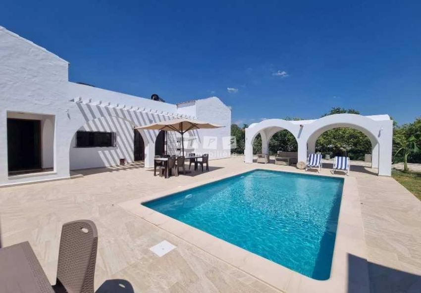 VILLA AVEC PISCINE A BIR BOUREGBA