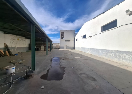 Dépôt 500 m² plus cour 400 m² Oudh