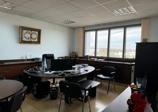 Bureau 858 m² au Berge du Lac 1