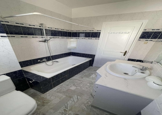 📍 ENNASR 1 – APPARTEMENT S+4 TRANSFORMÉ EN S+3 À