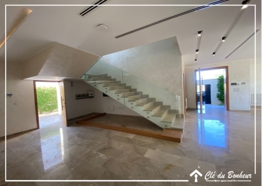 une bellle villa avec piscine à chotrana 3