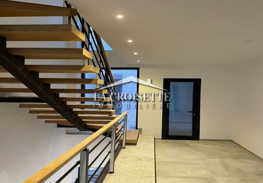 Triplex S+5 avec piscine à Gammarth MDL0570