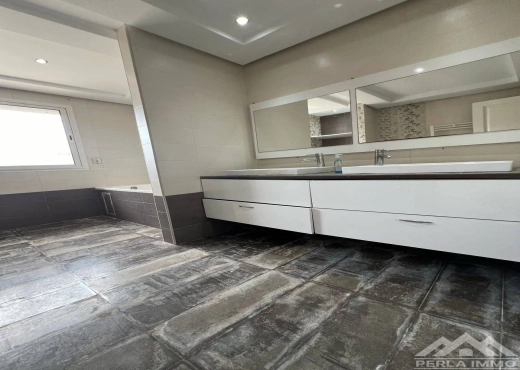 Villa S+4 avec piscine Soukra