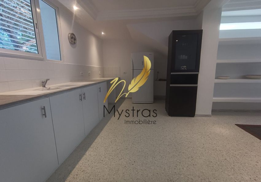 A louer une Superbe villa avec piscine à Gammarth