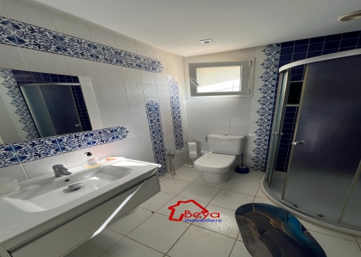 Une villa avec piscine