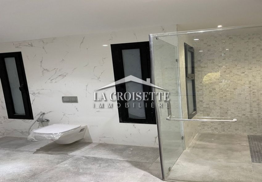 Triplex S+5 avec piscine à Gammarth MDL0570