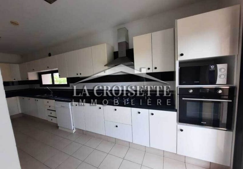 Villa S+5 Avec Piscine à Gammarth ZVL0204