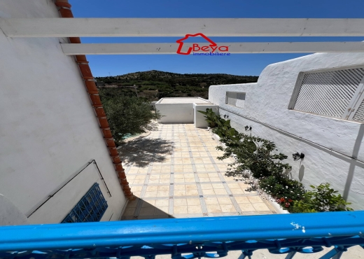 Une villa avec piscine